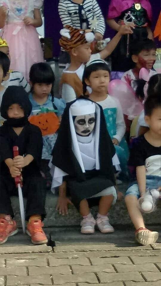 anak ini bosan berpakaian lucu, saat hallowen dia tampil menggunakan kostum valak.
