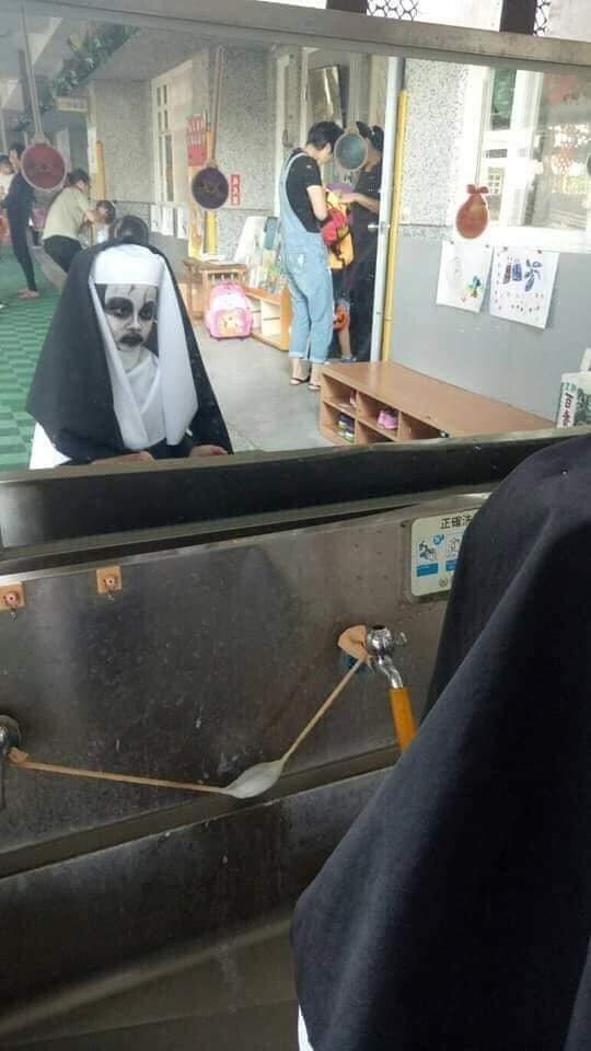 anak ini bosan berpakaian lucu, saat hallowen dia tampil menggunakan kostum valak.