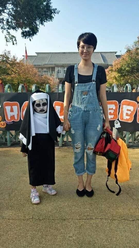 anak ini bosan berpakaian lucu, saat hallowen dia tampil menggunakan kostum valak.