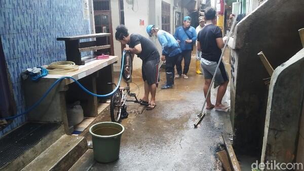 Banjir di Kebon Pala Jaktim Surut, Warga Bersih-bersih Rumah