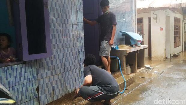 Banjir di Kebon Pala Jaktim Surut, Warga Bersih-bersih Rumah