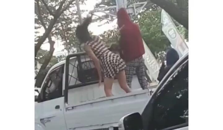 Kegilaan di Tengah Kemacetan, Seorang Waria Menari Erotis di Atas Mobil Bak Terbuka!