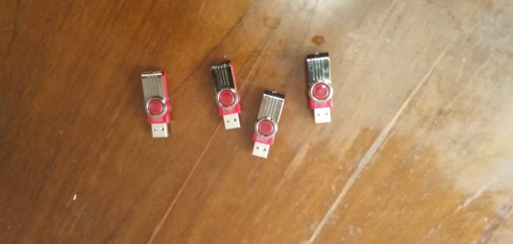 &#91;DIJUAL&#93; 4 FlashDrive - 2 Sudah Bootable dan 2 Berisi Software2 di Gambar