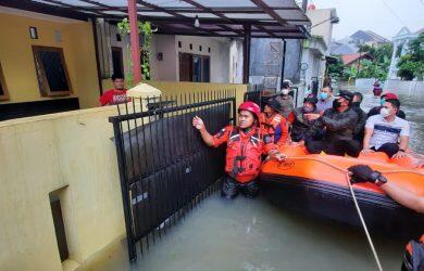 Banjir Perumahan Griya Cimanggu Hampir 24 Jam, Bima Arya Malah Naik Perahu Karet