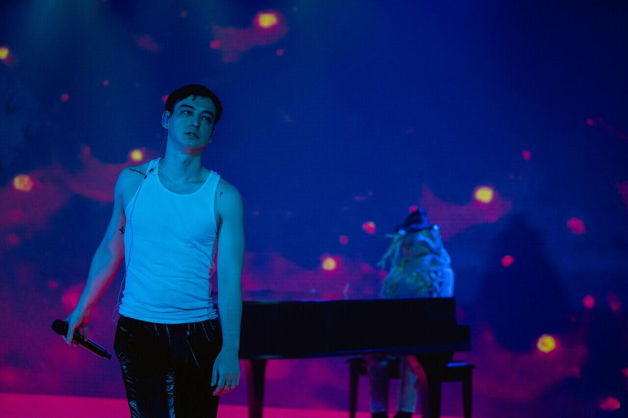 Extravaganza, Konser Teatrikal Aneh yang Cuman Joji Bisa Bikin