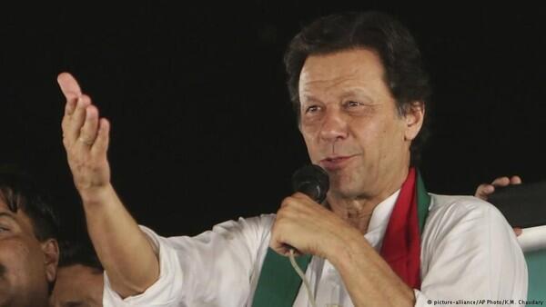 PM Pakistan Kecam Macron, Serukan Facebook Hapus Konten Islamofobia