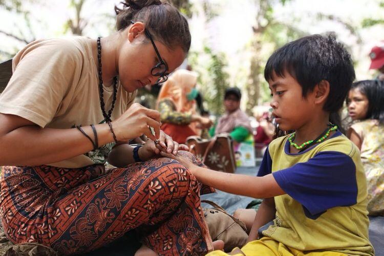 KISAH YOHANA MARPAUNG
MASUK HUTAN DEMI PENDIDIKAN ANAK RIMBA