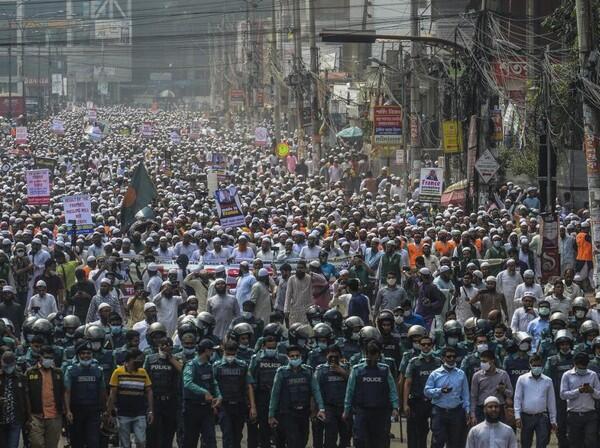 Puluhan Ribu Warga Bangladesh Turun ke Jalan Ikut Demo Anti-Prancis