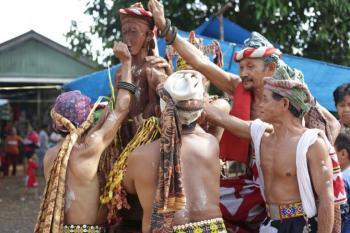 &#91;Coc Reg. KalTim&#93; 7 Tradisi Unik Masyarakat Dayak Di KalTim