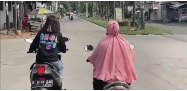 Emak-emak Penguasa Jalan, Tikung Pengemudi Lain Tanpa Sein dan Tak Merasa Bersalah! 