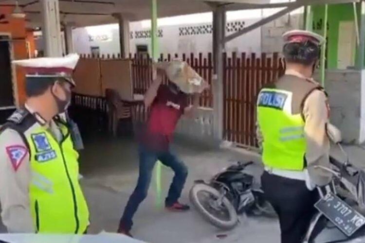 Video Viral Pengendara Motor Merusak Motornya Sendiri dengan Batu karena ...........