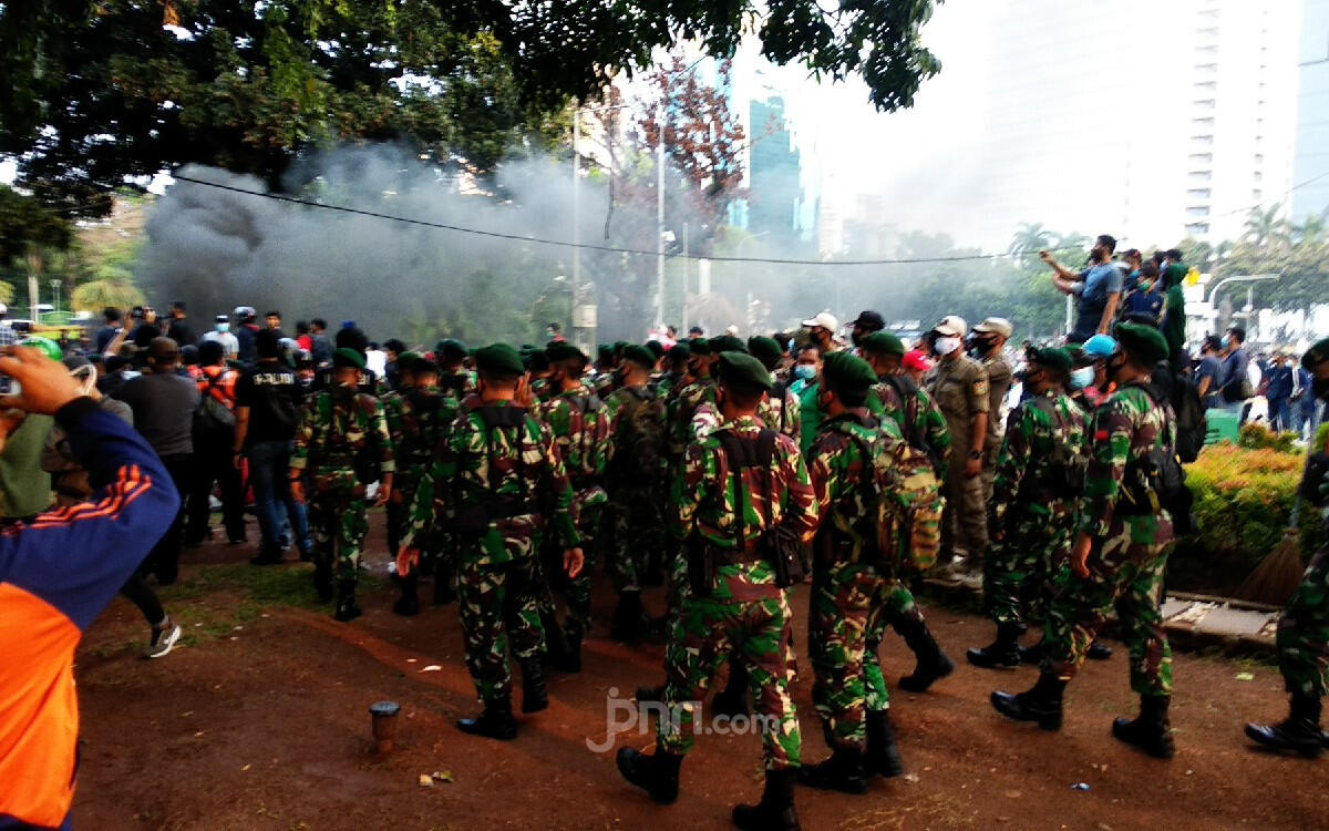 Mantap! TNI Turun Tangan Mengatasi Situasi Tak Terkendali di Patung Kuda