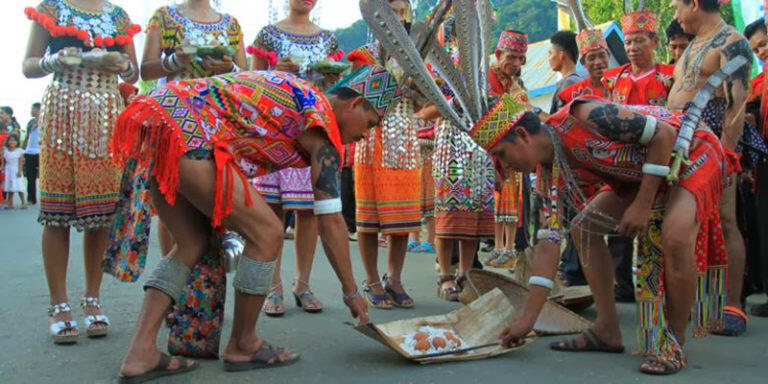 &#91;COC Reg.KalTim&#93; 5 Kebiasaan Suku Dayak yang Masih Terus Dilaksanakan Hingga Kini! 