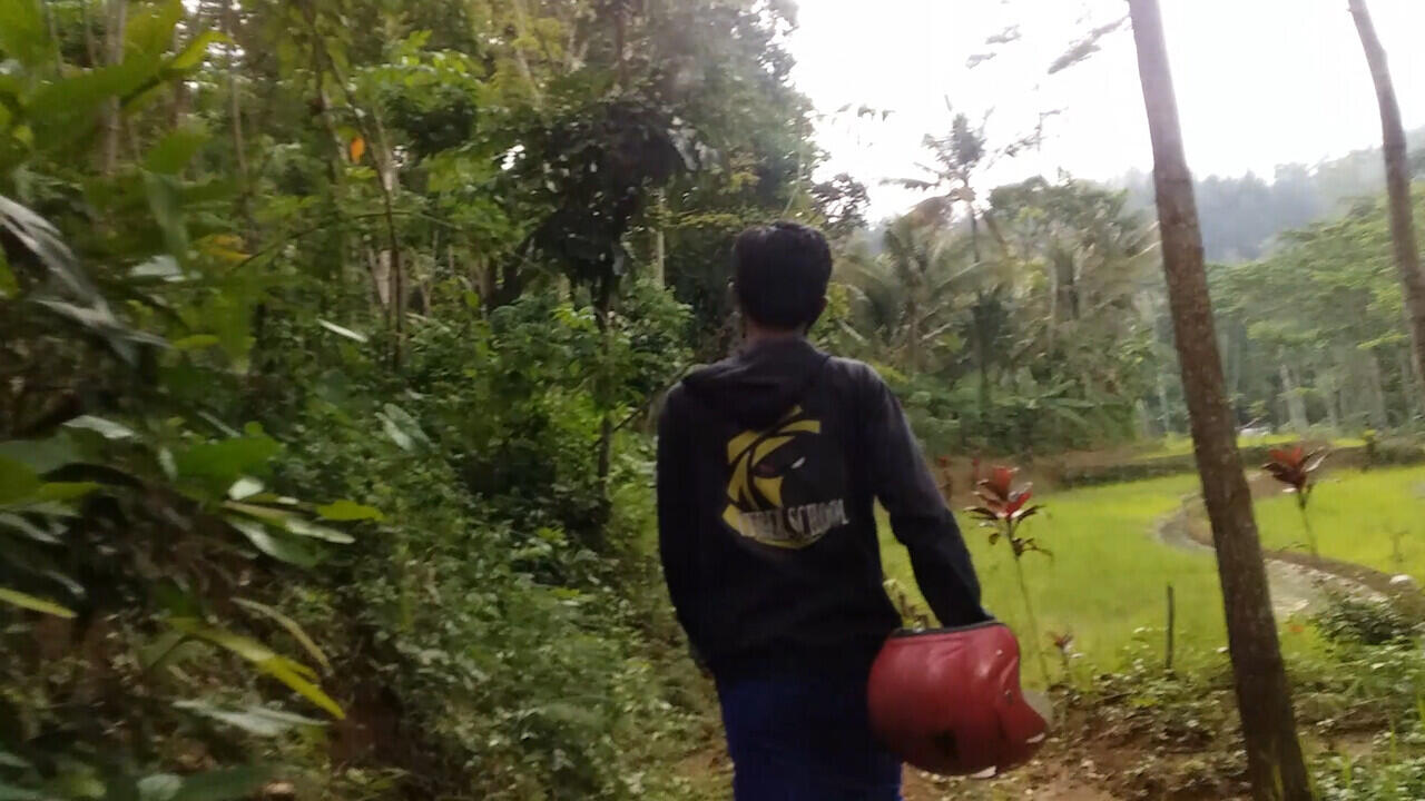 sosok manusia yang hidup kembali