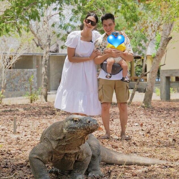 Gaya 10 seleb pose bareng komodo saat liburan, berani banget