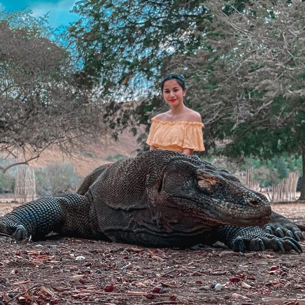 Gaya 10 seleb pose bareng komodo saat liburan, berani banget