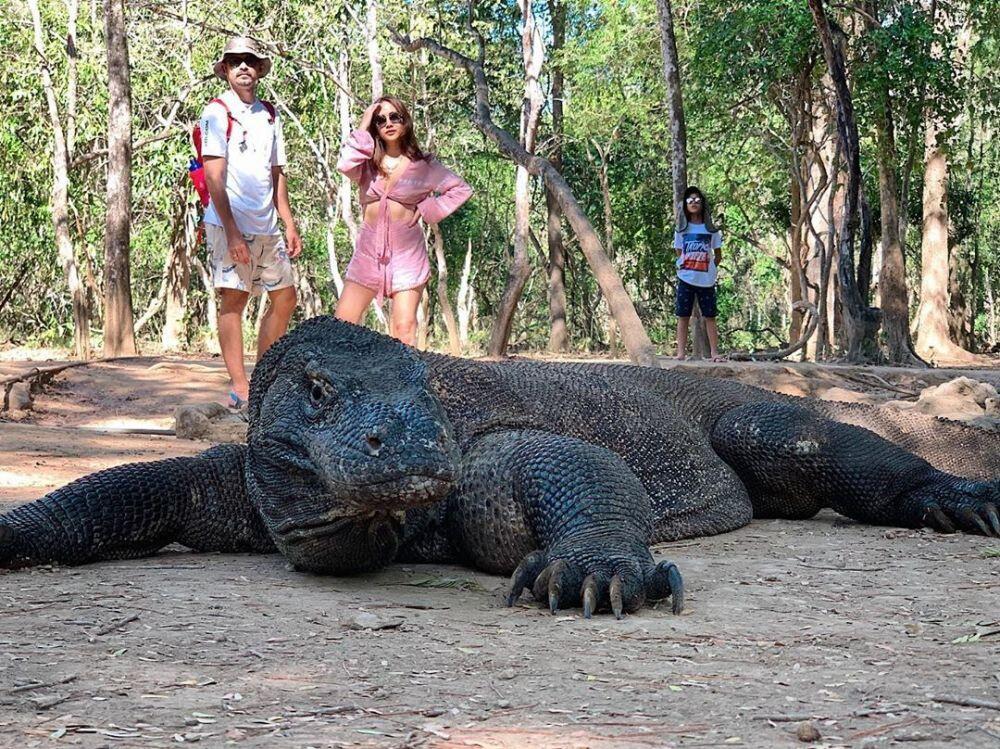 Gaya 10 seleb pose bareng komodo saat liburan, berani banget