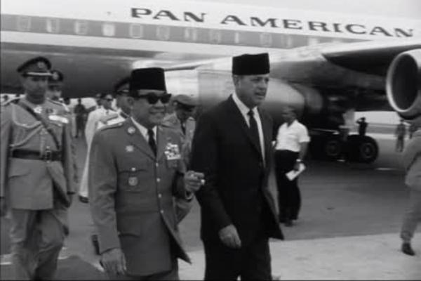 Sukarno, Pan Am, dan CIA
Sukarno suka naik pesawat Pan Am ..........