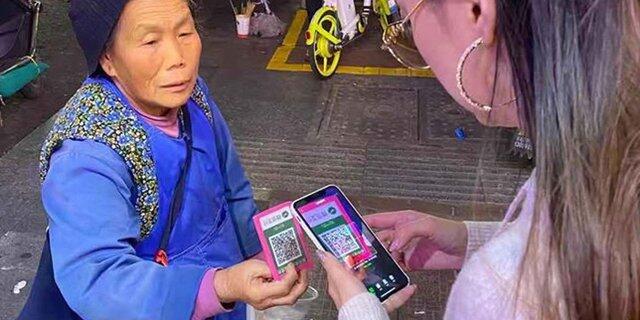 Canggih Banget! Pengemis di China Pakai Id Card BerQR Code Buat Minta Sedekah