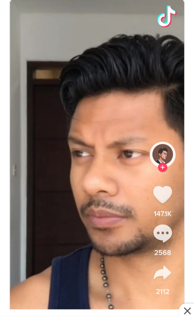 Pramugara Tampan Mirip Shahrukh Khan. Emang mirip ya?