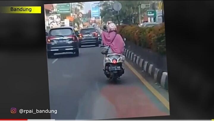 Aksi Heroik Emak-emak Bantu Buka Jalan Untuk Ambulans, Real The Power Of Emak-emak!