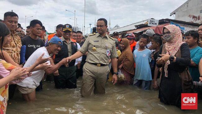 Anies Siapkan Tenda-Perahu Khusus Pasien Corona saat Banjir