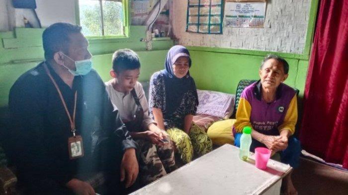 Bocah Pemulung Baca Al Qur'an Di Pinggir Jalan, Menuai Pujian