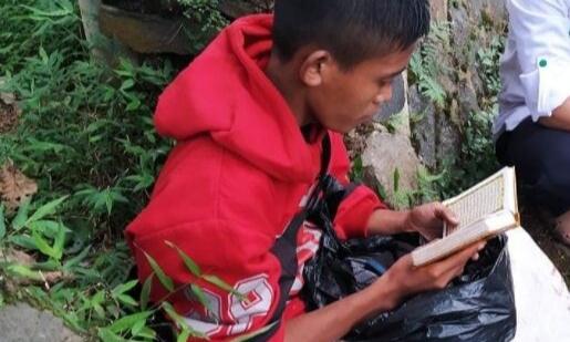 Bocah Pemulung Baca Al Qur'an Di Pinggir Jalan, Menuai Pujian