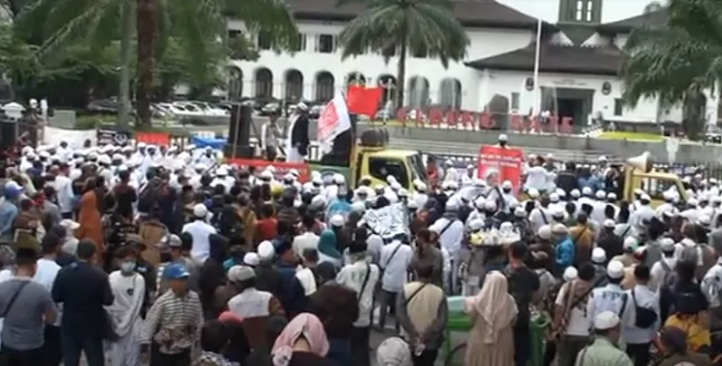 Ribuan Warga Gelar Persiapan Penyambutan Habib Rizieq di Gedung Sate