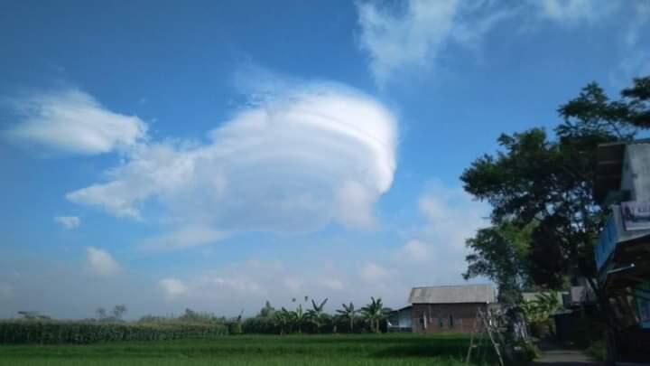 Awan Lentikularis Mirip Awan Kinton Dalam Dragon Ball, Benarkah? Ini Buktinya!