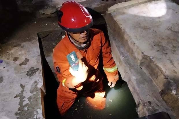 30 Menit Obok-Obok Parit Dini Hari, 5 Petugas Pemadam Kebakaran Temukan Ponsel Warga