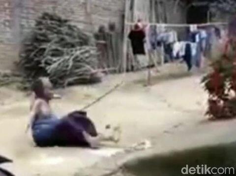 Video Nenek Didorong Seorang Wanita Hingga Terjengkang Viral Diselidiki