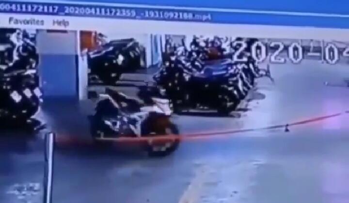 Horor, Beredar Rekaman CCTV Motor Parkir Berbalik Arah Tanpa Pengemudi! Hantu Ya?