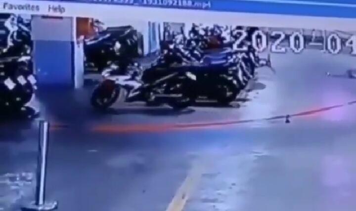 Horor, Beredar Rekaman CCTV Motor Parkir Berbalik Arah Tanpa Pengemudi! Hantu Ya?