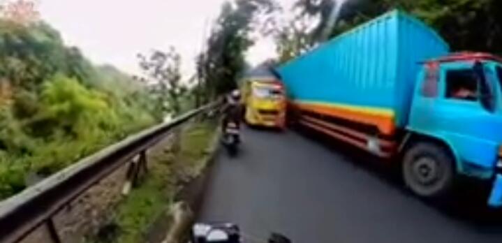 Salut! Pengendara Motor Lempar Botol Ke Supir Truk. Salah Siapa?