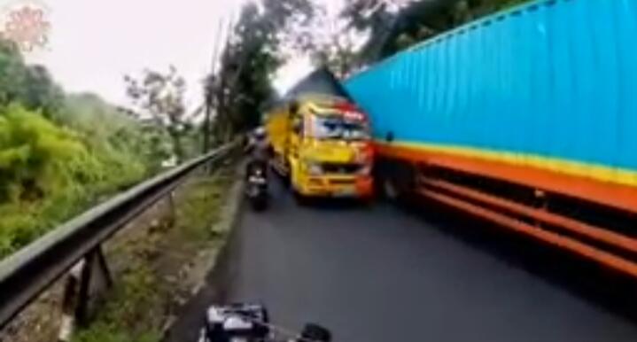 Salut! Pengendara Motor Lempar Botol Ke Supir Truk. Salah Siapa?