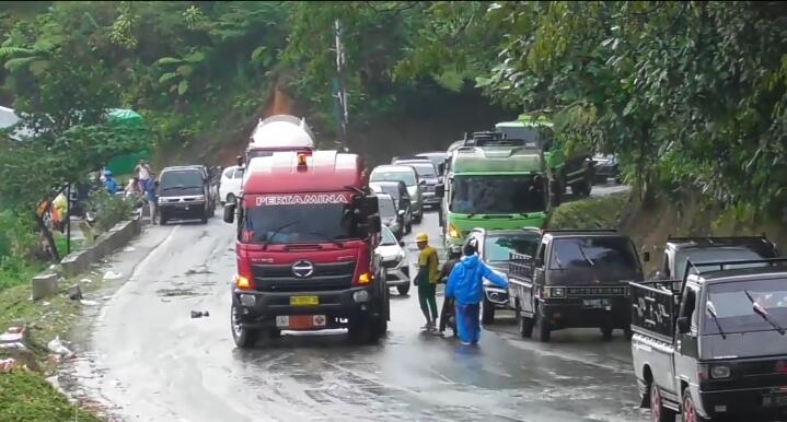 Layaknya film balapan, emak-emak ini ngedrift di jalanan