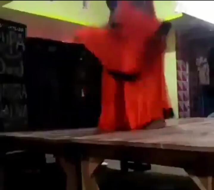 Emak-emak joget dan terjungkal. Terlalu bersemangat ya mak?