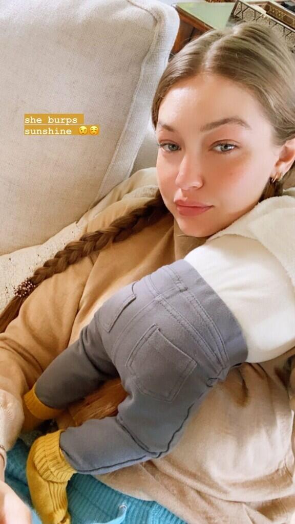 Gigi Hadid membagikan Foto Bayi Putrinya Bareng Zayn Malik