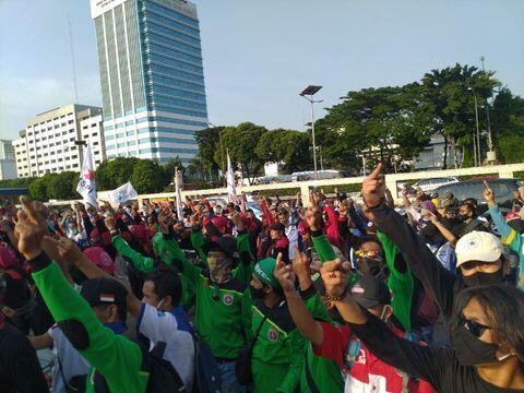 Demo di DPR Selesai, Buruh Acungkan 'Jari Tengah' Sebelum Bubarkan Diri