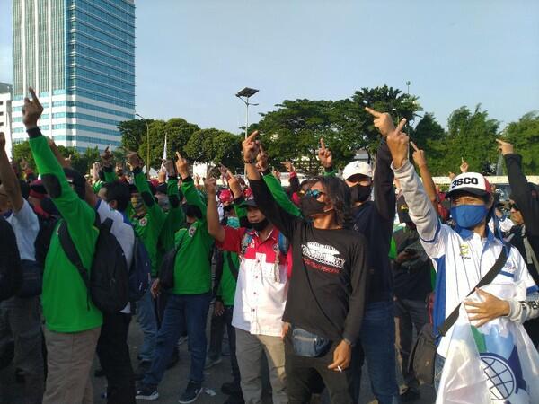 Demo di DPR Selesai, Buruh Acungkan 'Jari Tengah' Sebelum Bubarkan Diri