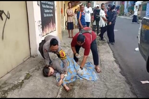 Tasikmalaya Gempar, Wanita Cantik Bercelana Seksi Tergeletak di Tepi Jalan