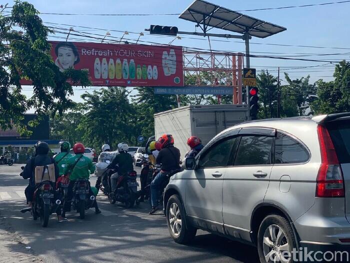 Traffic Light Terlama Surabaya 'Perengut Masa Muda', Warga: Nunggunya Masyaallah