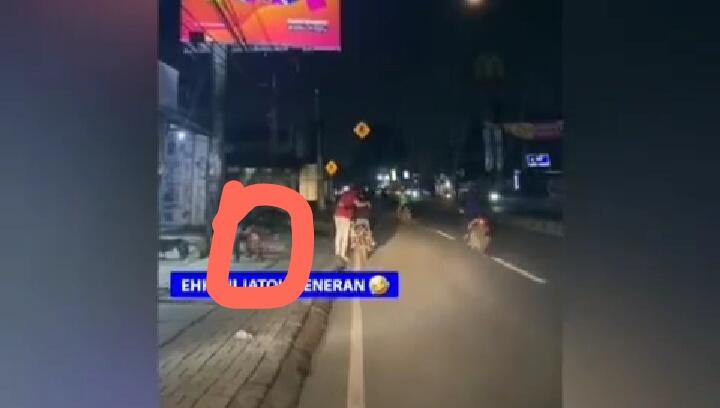 Bikin Gagal Fokus, Sepasang Kekasih Romantis di Jalanan Ini Buat Celaka Orang Lain!