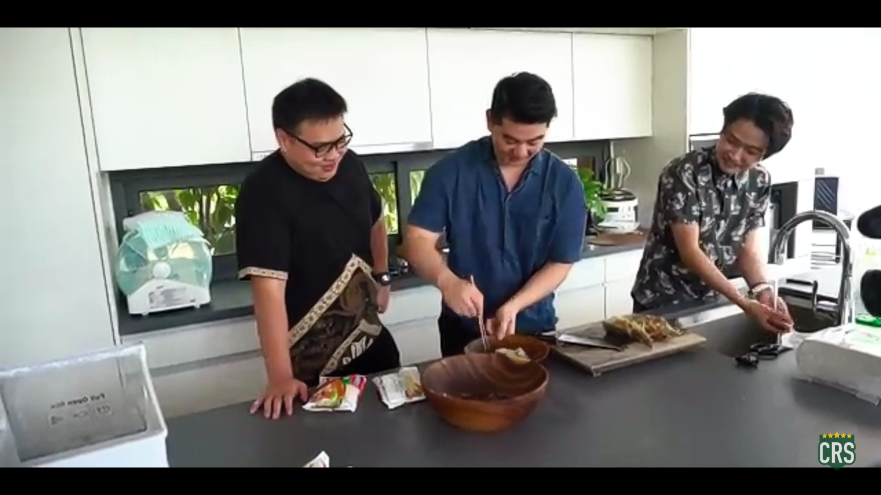 Edan, Crazy Rich Surabayans Mengundang Chef Arnold Hanya untuk Masak Mi Instan, Gan!