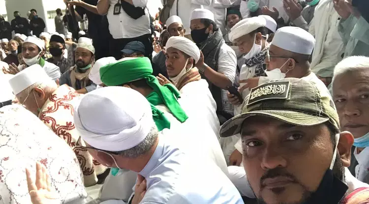 Bandara Soetta Dipenuhi Pendukung Rizieq Shihab, Penumpang Keluhkan Akses Tersendat