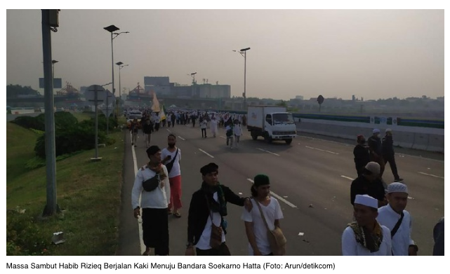 Massa Habib Rizieq Jalan Kaki ke Bandara Soetta, Begini Suasananya