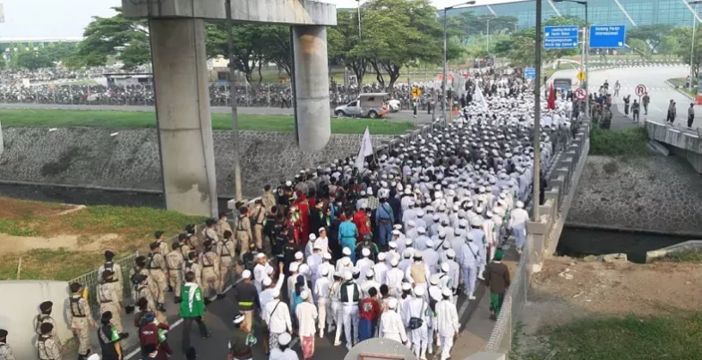 Rindu ke Rizieq Kalahkan Rasa Takut Massa dari Covid-19