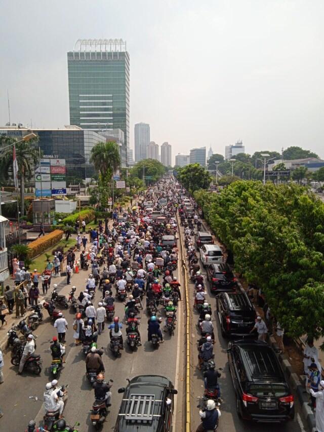 Massa Habib Rizieq Membeludak di Petamburan, Rute TransJakarta Dialihkan