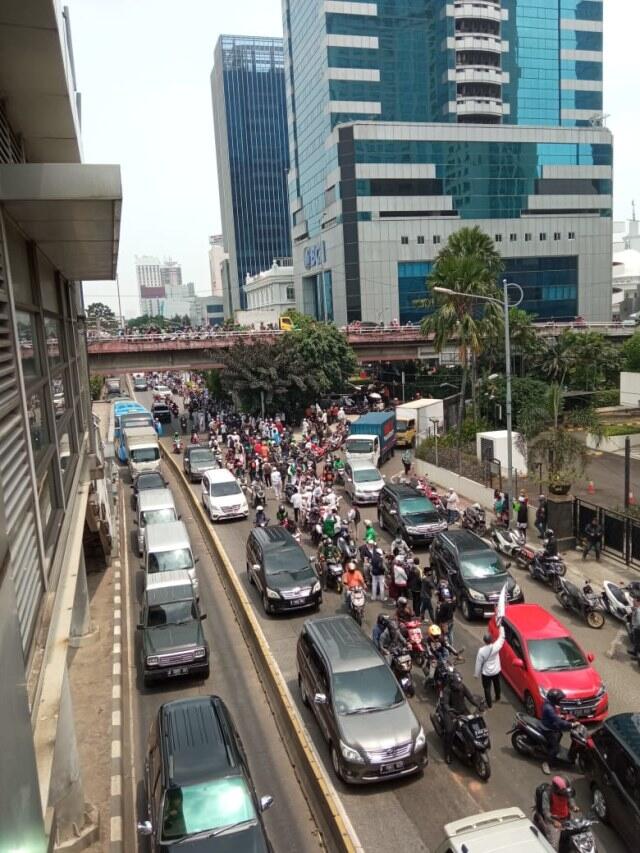 Massa Habib Rizieq Membeludak di Petamburan, Rute TransJakarta Dialihkan
